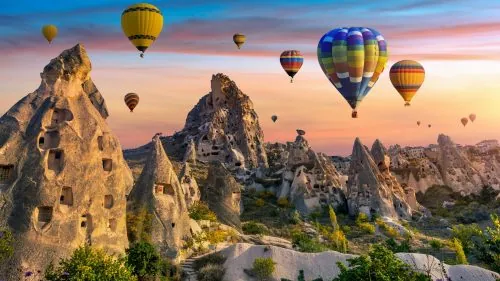 Heißluftballon schwebt dicht über den Feenkaminen Kappadokiens