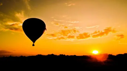 Sonnenaufgang über Kappadokien mit dutzenden Heißluftballons am Himmel