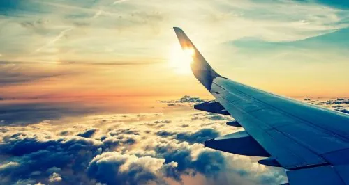 Passagiere am Flughafen vor der Anzeigetafel